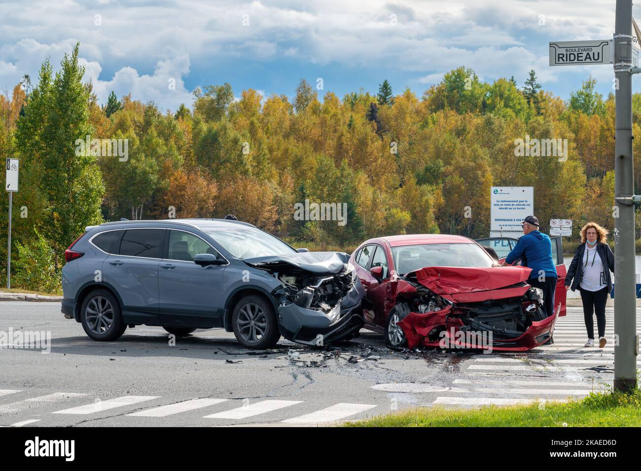 Rouyn-Noranda, Quebec, Canada, 2022-09-26 - incidente che ha coinvolto due auto in un giorno d'autunno, con i soccorritori Foto Stock