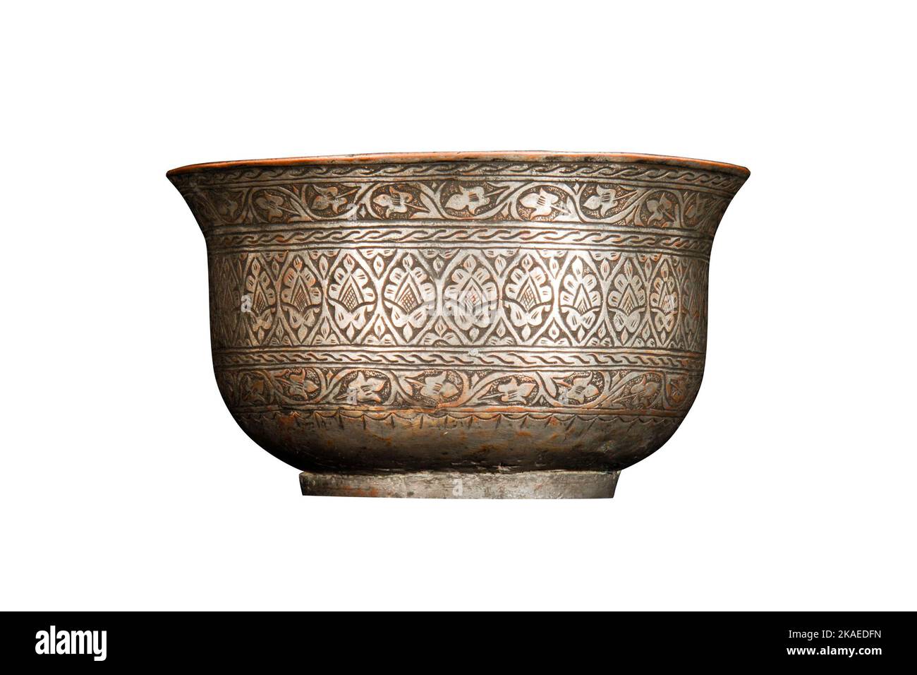 Un'antica ciotola in metallo con incisioni e inseguimento artistico su sfondo bianco Foto Stock