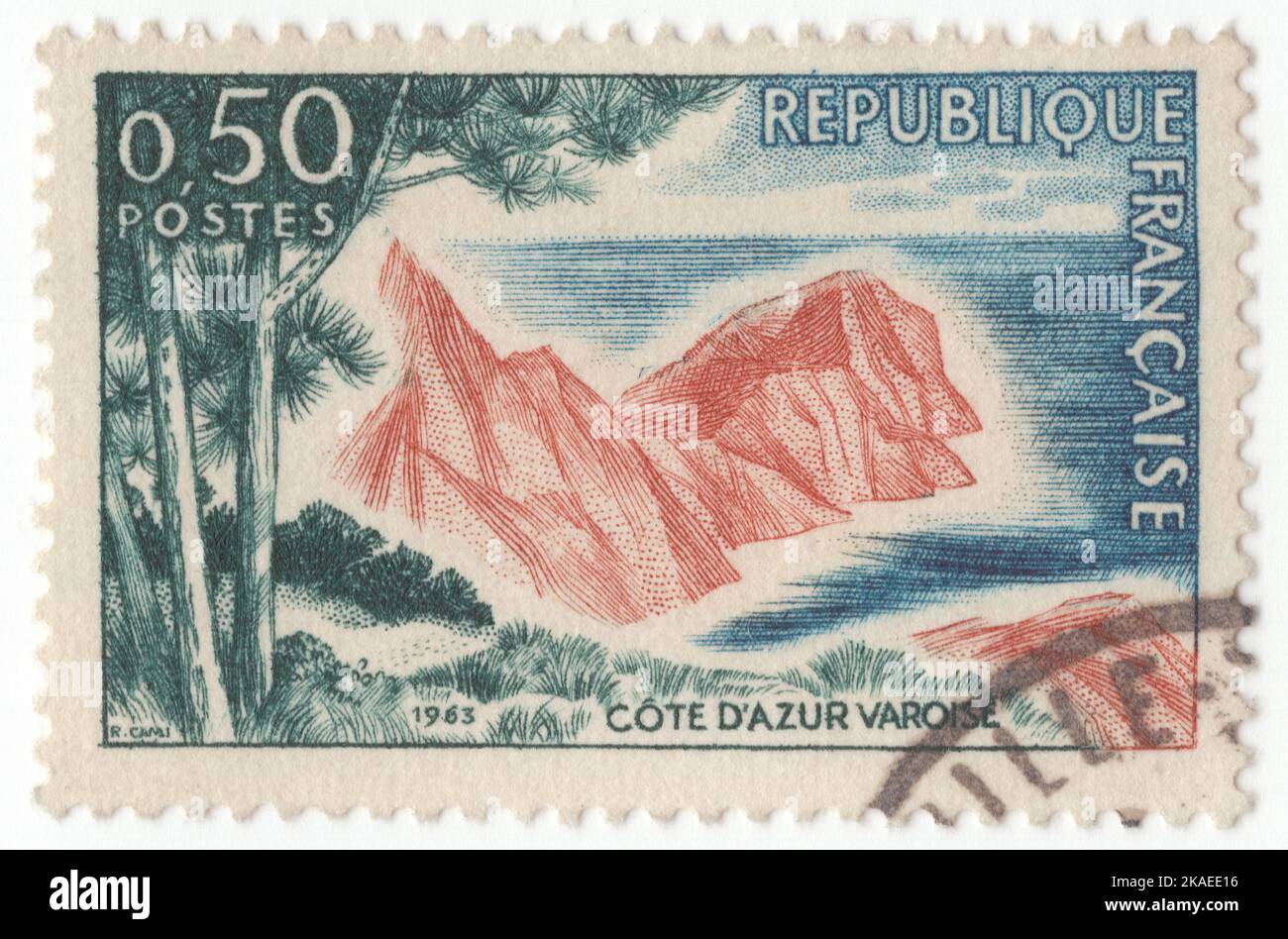 FRANCIA - 1963 giugno 15: Francobollo da 50 centesimi verde scuro, blu scuro e marrone-henné raffigurante la Costa Azzurra Varoise, è la Costa Azzurra, la costa mediterranea dell'angolo sud-orientale della Francia. Questa costa era una delle prime aree di villeggiatura moderne. Ha cominciato come stazione di salute invernale per la classe superiore britannica alla fine del 18th ° secolo. Con l'arrivo della ferrovia a metà del 19th ° secolo, divenne il parco giochi e luogo di vacanza di britannici, russi, e altri aristocratici, come la regina Vittoria, zar Alessandro II e re Edoardo VII, quando era Principe di Galles Foto Stock FRANCIA - 1963 giugno 15: Francobollo da 50 centesimi verde scuro, blu scuro e marrone-henné raffigurante la Costa Azzurra Varoise, è la Costa Azzurra, la costa mediterranea dell'angolo sud-orientale della Francia. Questa costa era una delle prime aree di villeggiatura moderne. Ha cominciato come stazione di salute invernale per la classe superiore britannica alla fine del 18th ° secolo. Con l'arrivo della ferrovia a metà del 19th ° secolo, divenne il parco giochi e luogo di vacanza di britannici, russi, e altri aristocratici, come la regina Vittoria, zar Alessandro II e re Edoardo VII, quando era Principe di Galles Foto Stock