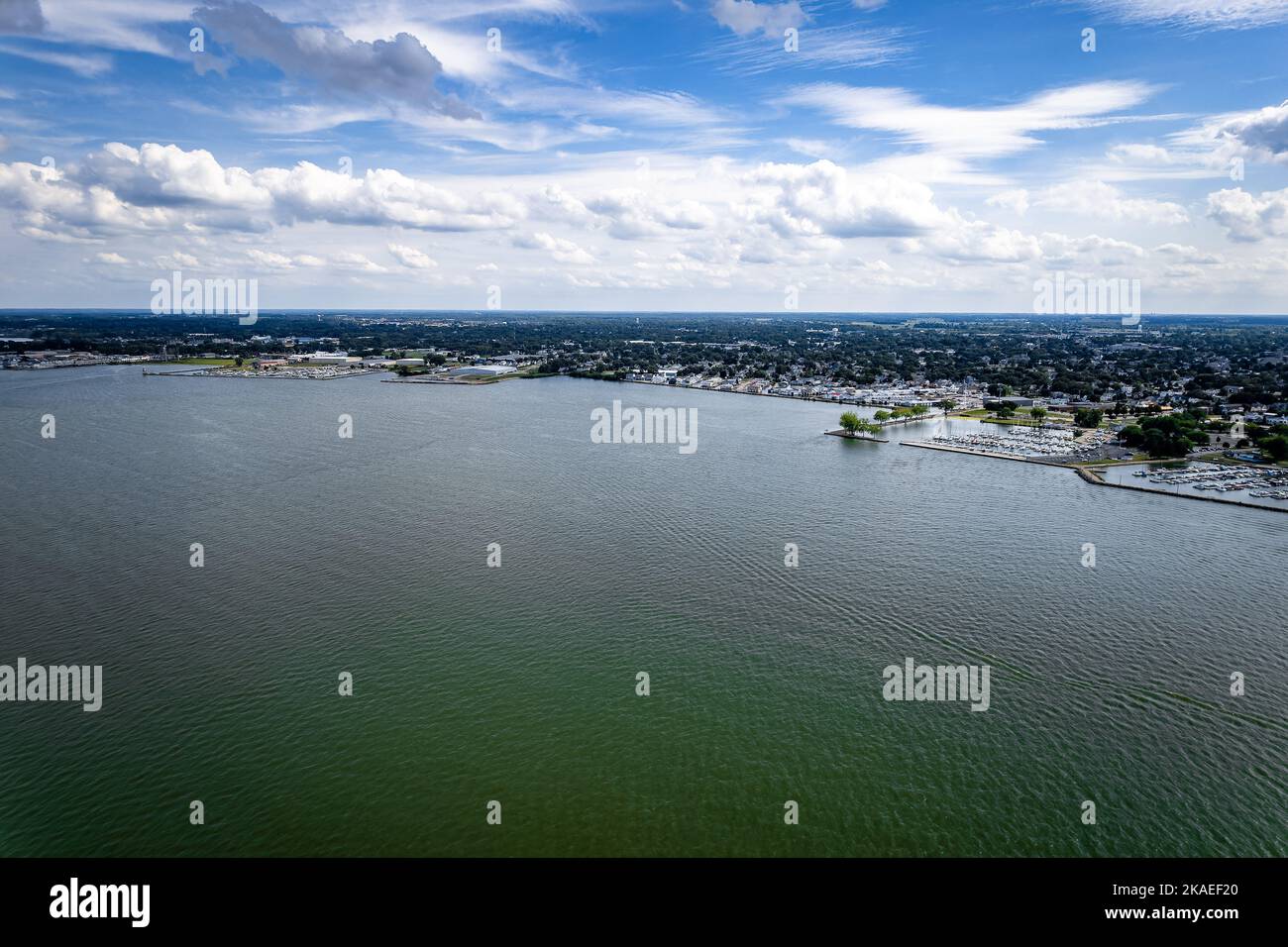 Una vista aerea del quartiere di Cedar Point sotto un cielo nuvoloso blu Foto Stock