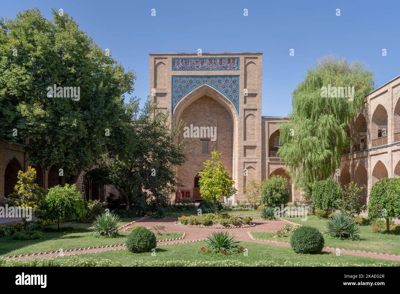 Vista panoramica della moschea iwan e del cortile verde di Kukeldash madrasa, antico monumento e punto di riferimento storico di Tashkent, Uzbekistan Foto Stock