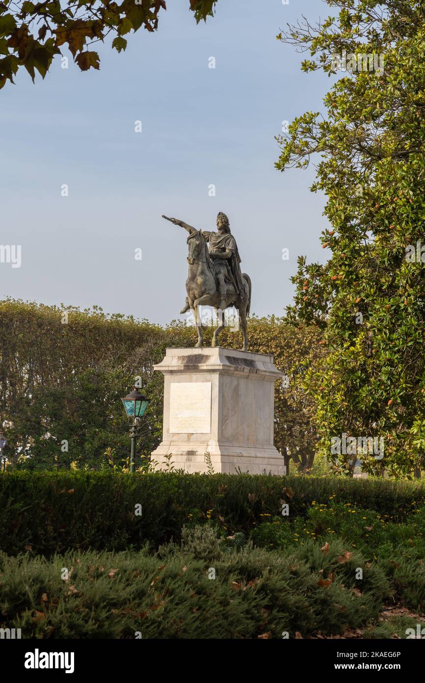 Vista panoramica verticale della statua di riferimento del re Luigi XIV nel giardino Promenade du Peyrou, Montpellier, Francia Foto Stock