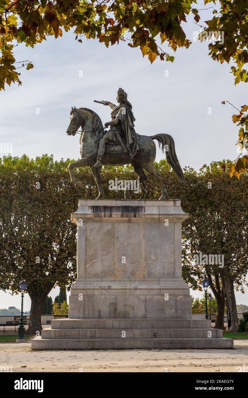 Panorama autunnale della statua di riferimento del re Luigi XIV nel giardino Promenade du Peyrou, Montpellier, Francia Foto Stock