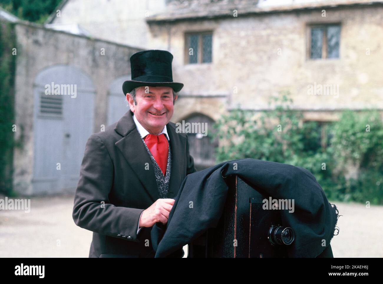 Regno Unito. Inghilterra. Wiltshire. Fox Talbot celebrazioni presso Lacock Abbey. Uomo vestito come fotografo, Fox Talbot. Foto Stock