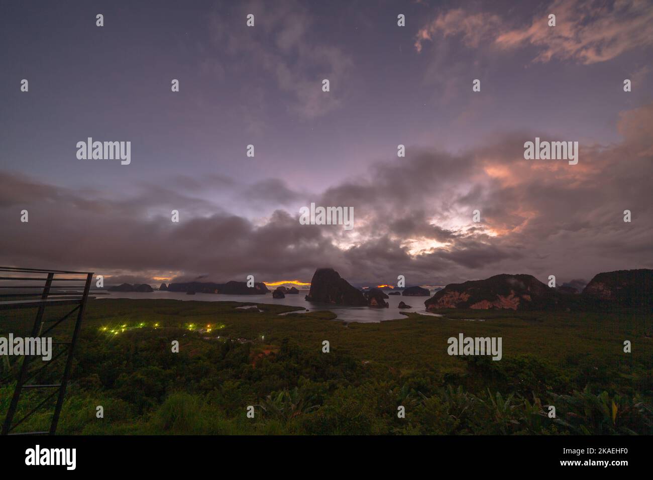 Veduta aerea dell'alba a Samet Nangshe, delle colline della valle di montagna e degli alberi tropicali verdi della foresta all'alba con l'arcipelago nel mare delle Andamane a Phang Nga Foto Stock