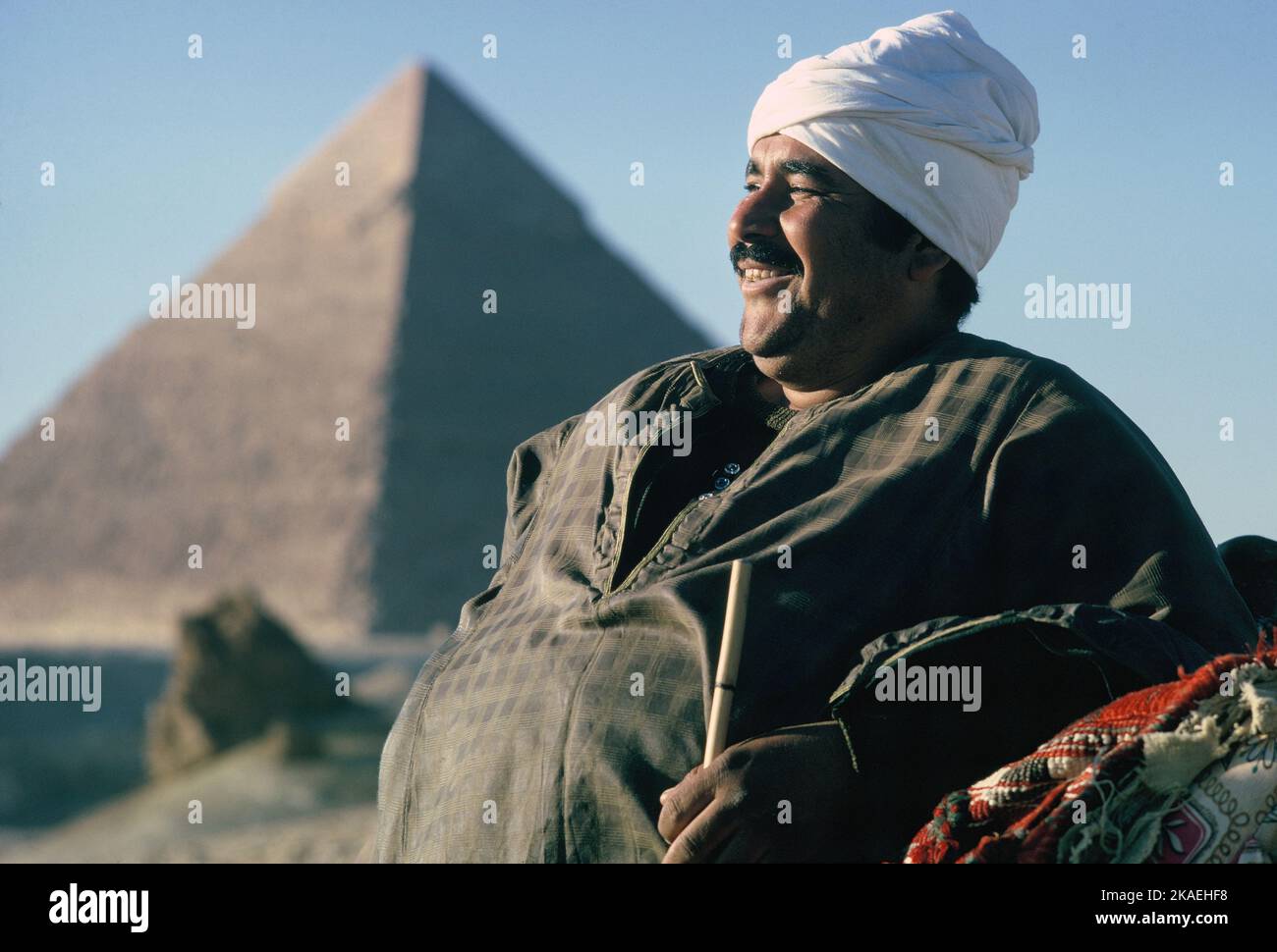 Egitto. Il Cairo. Guida turistica locale alle Piramidi. Giza. Foto Stock