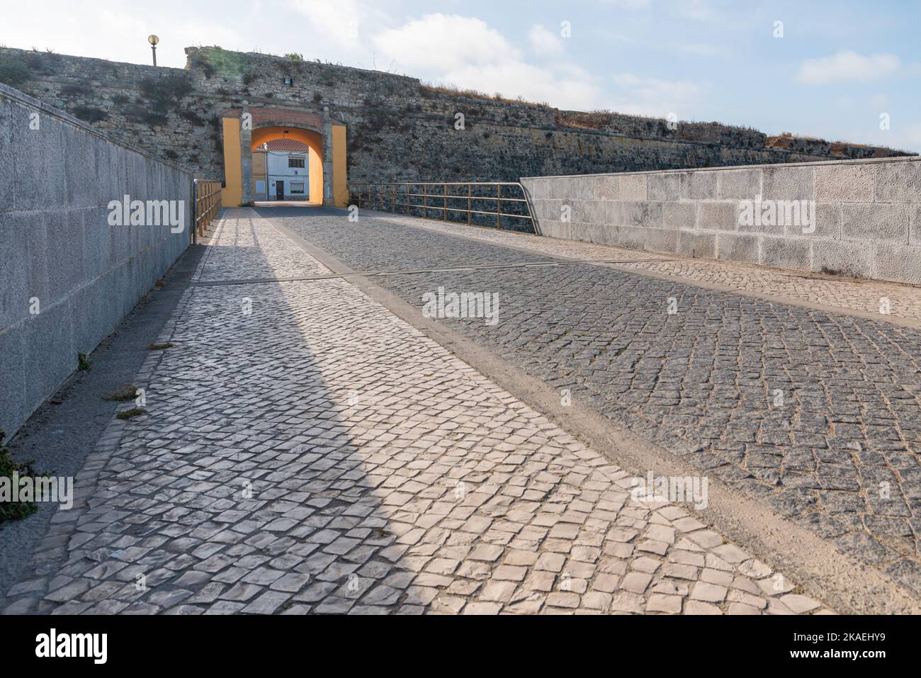 Una vista aerea del sentiero in pietra circondato da mura in palazzo Peniche Foto Stock
