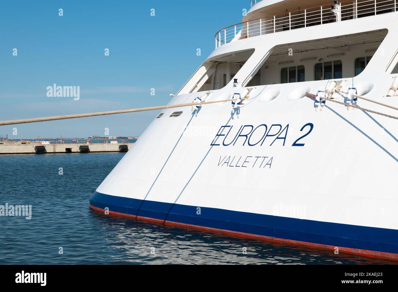 GIUDECCA, VENEZIA, ITALIA - SETTEMBRE 2 2022: Nave da crociera di lusso Hapag Lloyd MS Europa 2 ormeggiata nel porto di Giudecca, Venezia. Foto Stock