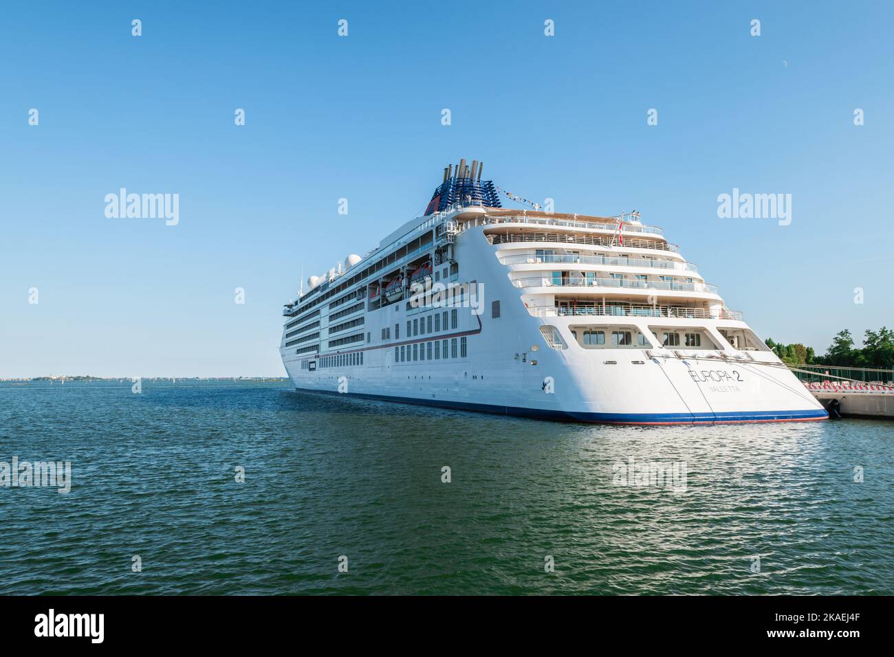 GIUDECCA, VENEZIA, ITALIA - SETTEMBRE 2 2022: Nave da crociera Hapag Lloyd MS Europa 2 ormeggiata nel porto di Giudecca, Isola di Venezia in Italia. Foto Stock