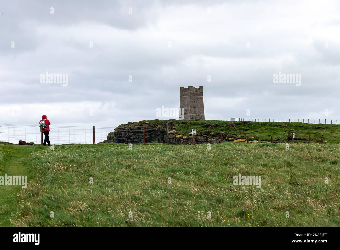 Turista a Kitchener Memorial Orkney, Scozia, Regno Unito Foto Stock