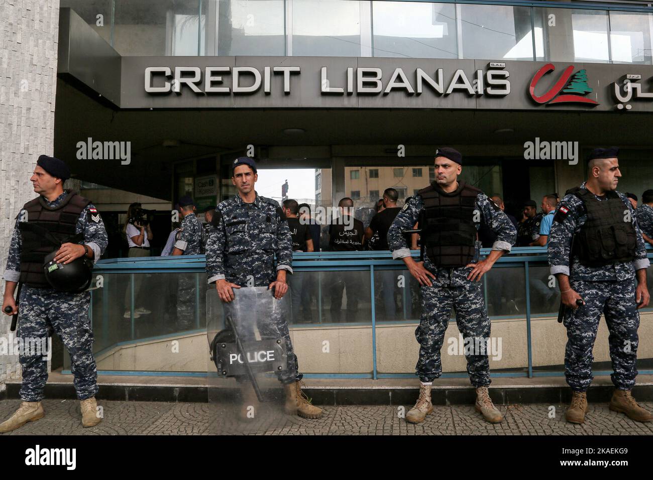 Hazmieh, Libano. 02nd Nov 2022. La polizia si assicura i locali di una banca locale dove i depositanti libanesi Ali al-Sahli e Ibrahim Baydoun, in sedia a rotelle, che hanno stormato la banca chiedendo loro risparmi in dollari USA intrappolati. La Banca ha imposto limiti di recesso ai clienti in tutto il paese·il crollo finanziario. Credit: Marwan Naamani/dpa/Alamy Live News Foto Stock