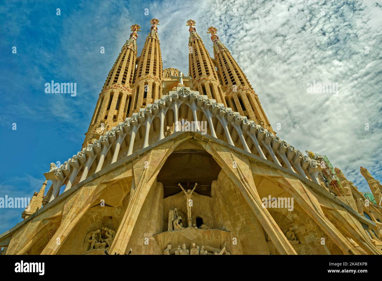 La facciata sud della Sagrada Familia, Basílica de la Sagrada Familia progettata da Antoni Gaudi a Barcellona in Spagna. Foto Stock