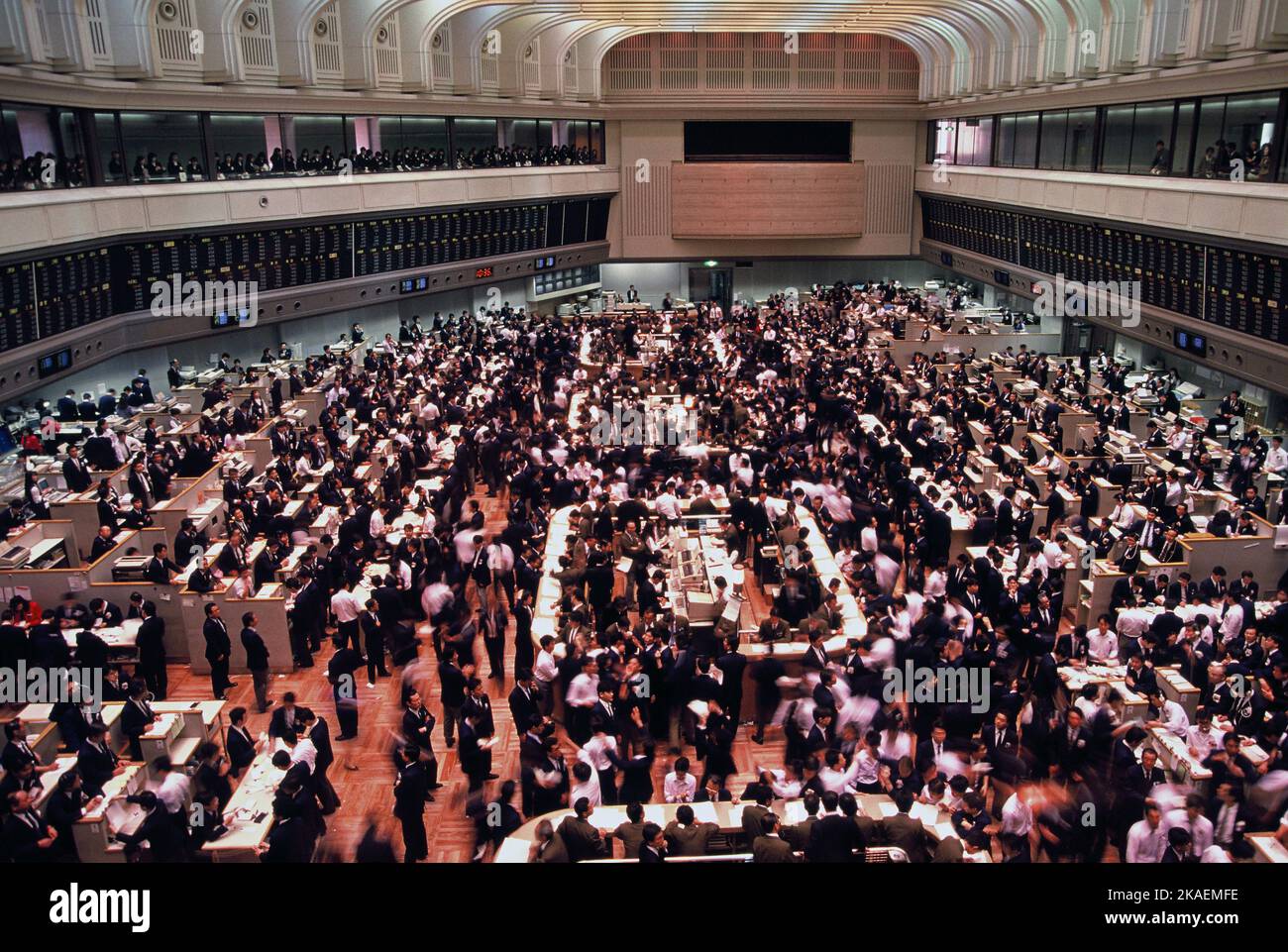 Giappone. Borsa di Tokyo. Trading piano affollato di broker. Foto Stock