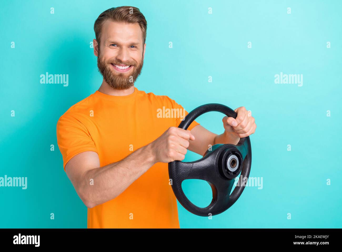 Ritratto di positivo soddisfatto persona mani tenere ruota buon umore isolato su sfondo di colore turchese Foto Stock