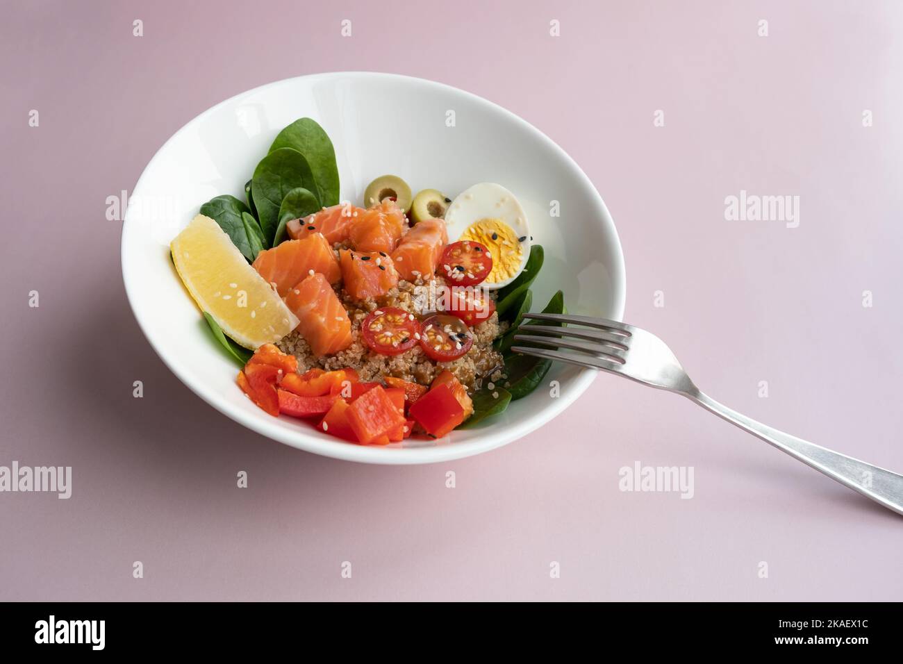 piatto piatto piatto piatto con poke. salmone fresco, quinoa, spinaci, limone per una dieta sana. spazio copia. Foto Stock