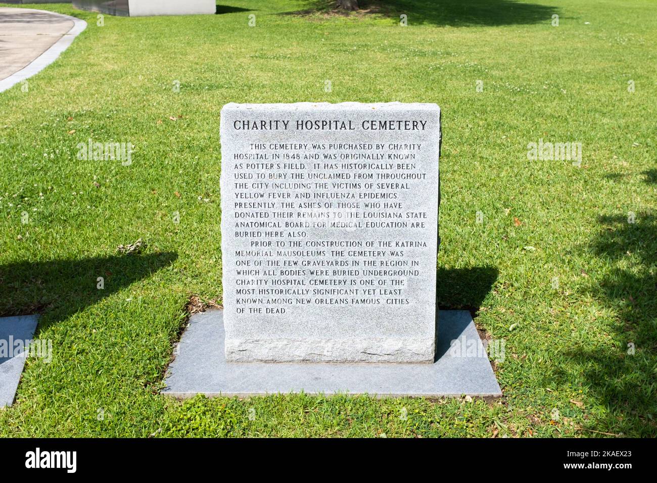 NEW ORLEANS, LA, USA - 11 APRILE 2021: Storico Marker per il cimitero dell'ospedale di beneficenza su Canal Street Foto Stock