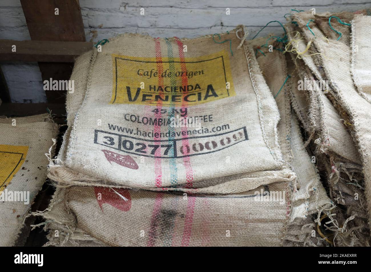 Mucchio di sacchi in una piantagione di caffè colombiana Foto Stock
