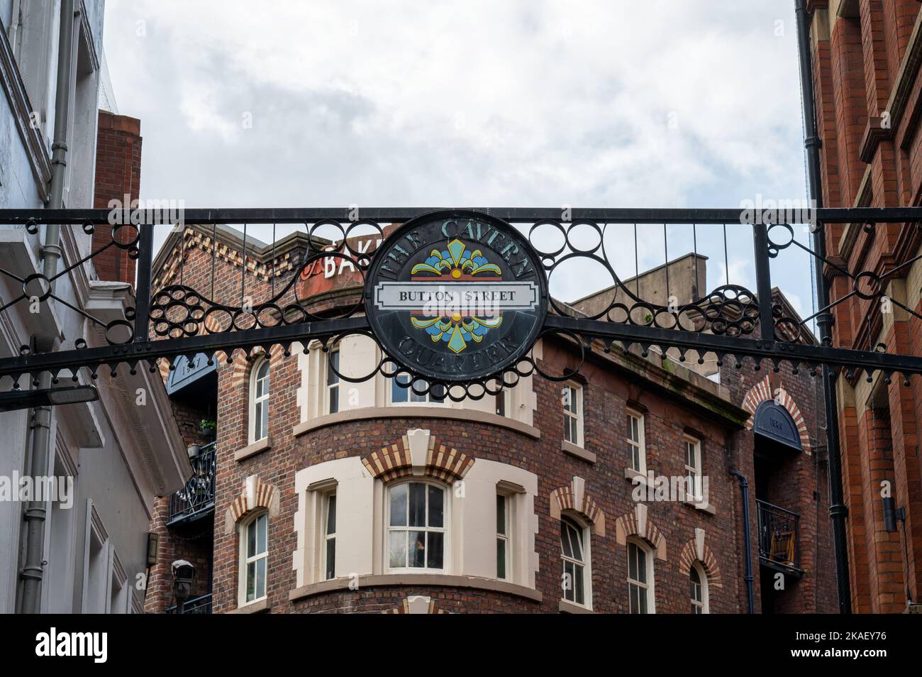 Liverpool, Regno Unito - 8 settembre 2022: L'indicazione per Button Street nel quartiere Cavern di Liverpool Inghilterra. Foto Stock