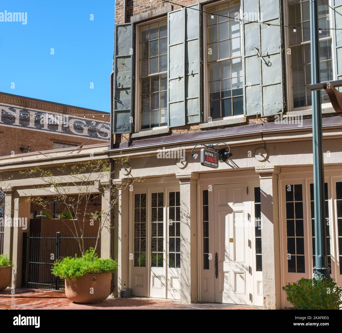 NEW ORLEANS, LA, USA - 26 OTTOBRE 2022: Davanti al Ruth's Chris Steak House su Fulton Street Foto Stock