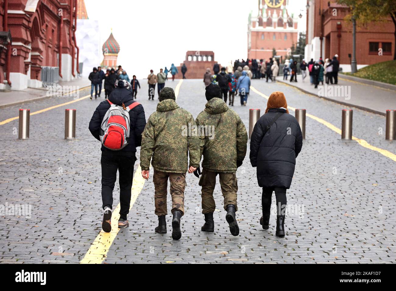 Soldati delle forze militari russe che camminano sulla Piazza Rossa in folla di persone sulla torre del Cremlino e sullo sfondo del mausoleo di Lenin. Turismo e mobilitazione Foto Stock
