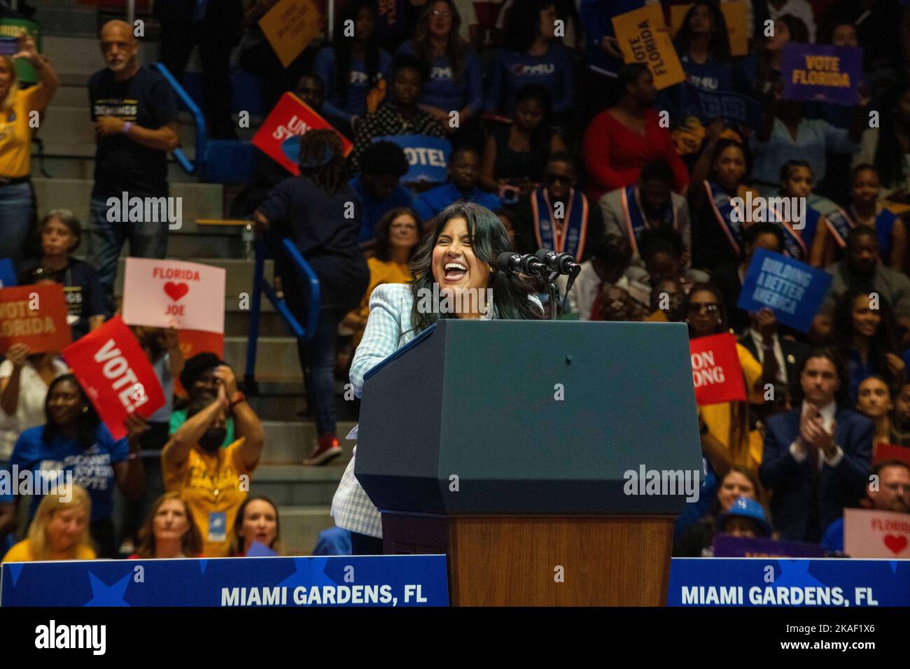 Miami Gardens, Florida, Stati Uniti. 1st Nov 2022. 1 novembre 2022, Miami Gardens, FL: Candidato democratico per il tenente Gov. Della Florida, Karla Hernandez, parla alla Florida Memorial University, una storica università nera, a sostegno dei democratici in vista delle elezioni di medio termine. (Credit Image: © Dominic Gwinn/ZUMA Press Wire) Foto Stock