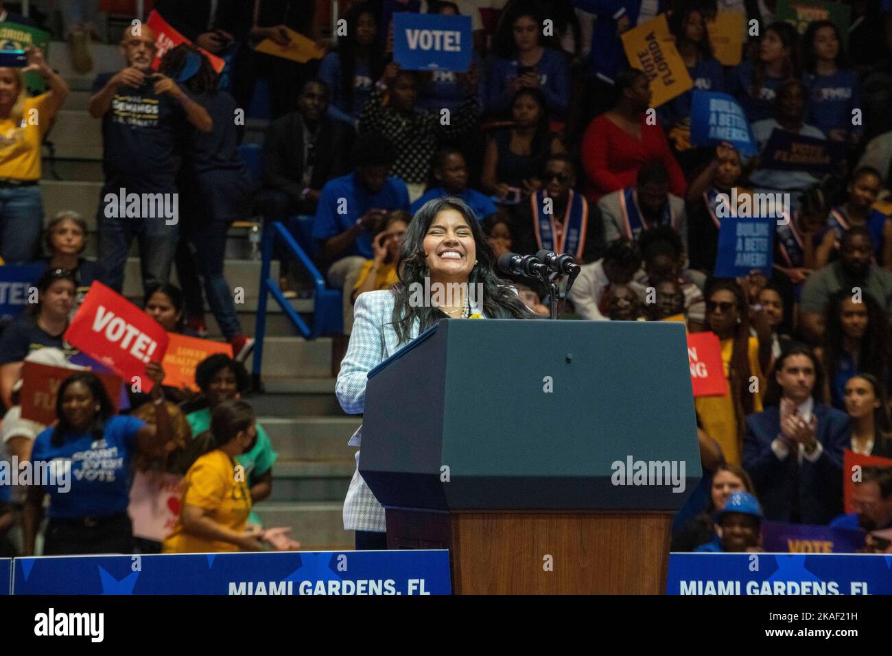 Miami Gardens, Florida, Stati Uniti. 1st Nov 2022. 1 novembre 2022, Miami Gardens, FL: Candidato democratico per il tenente Gov. Della Florida, Karla Hernandez, parla alla Florida Memorial University, una storica università nera, a sostegno dei democratici in vista delle elezioni di medio termine. (Credit Image: © Dominic Gwinn/ZUMA Press Wire) Foto Stock