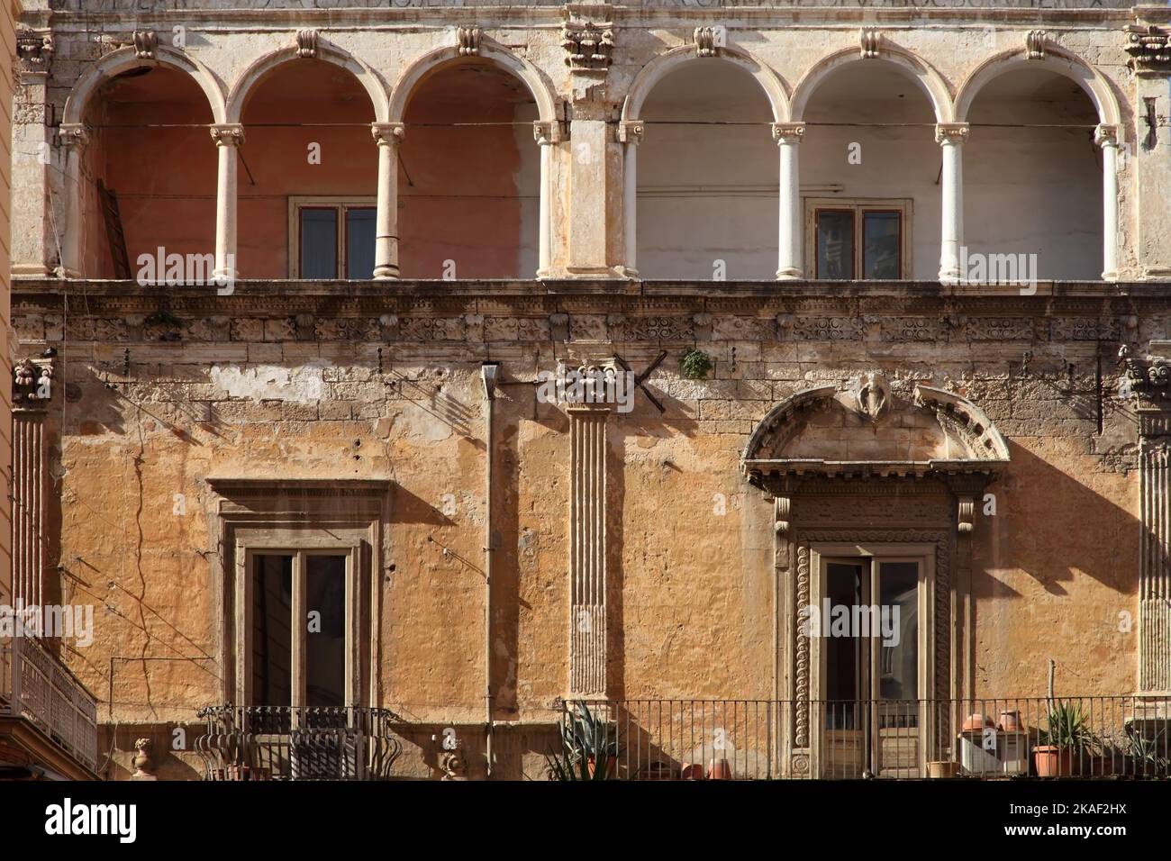 Balconi su edifici di appartamenti a Foggia, Italia. Foto Stock