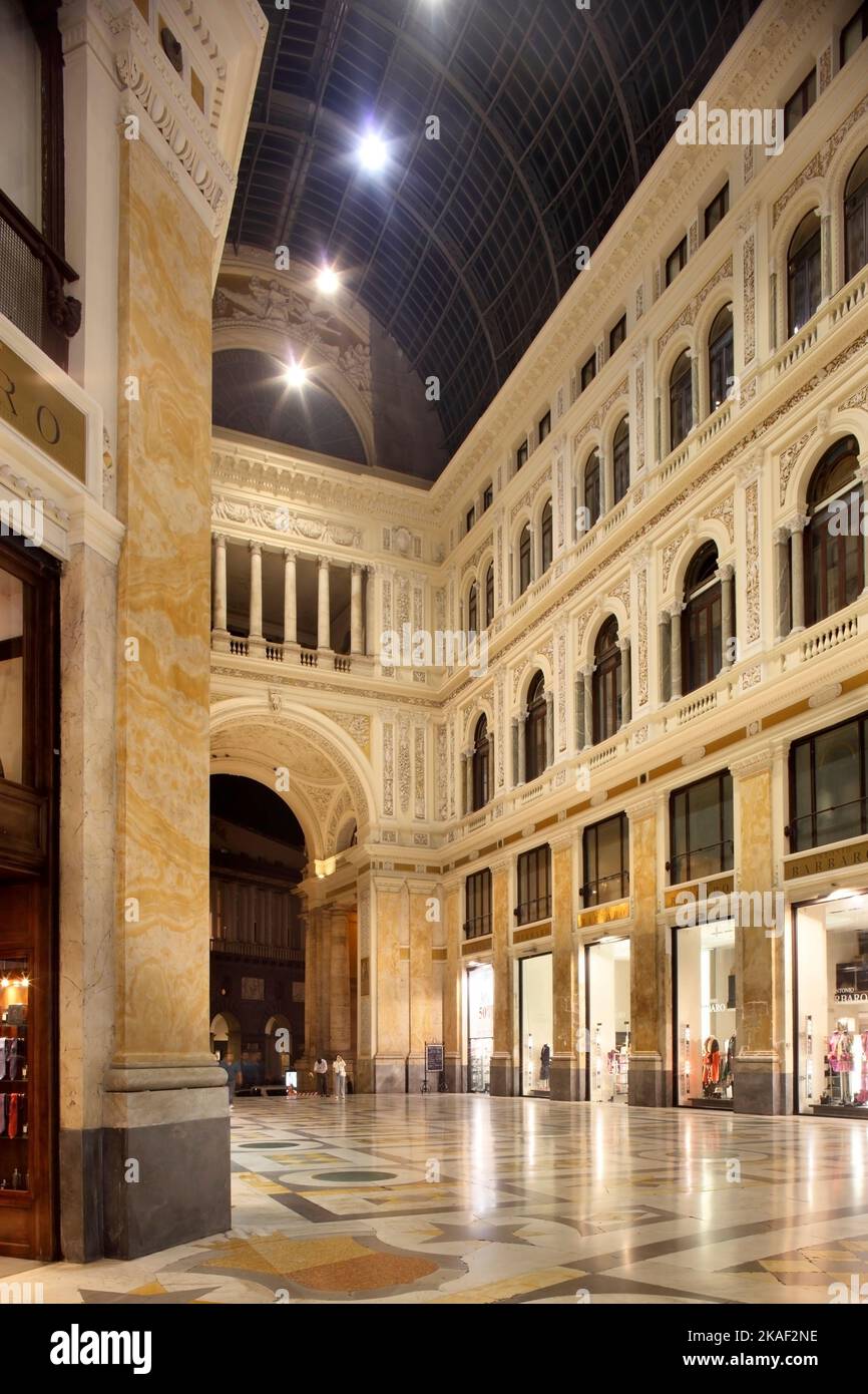 La Galleria Umberto i del 19th° secolo di notte, Napoli, Italia. Foto Stock
