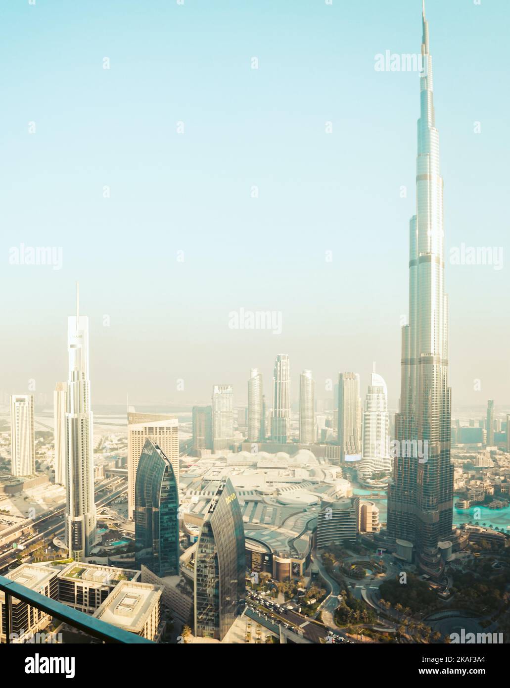 Dubai - incredibile skyline del centro città con grattacieli di lusso dalla finestra dell'hotel, Emirati Arabi Uniti Foto Stock
