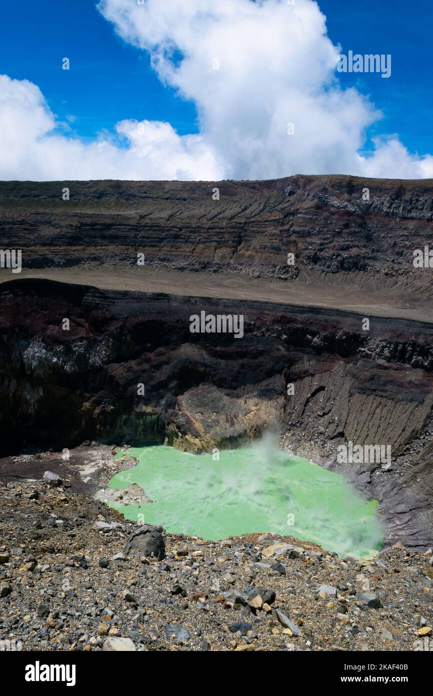 Uno scatto verticale del lago cratere del vulcano Santa Ana in El Salvador, America Centrale Foto Stock