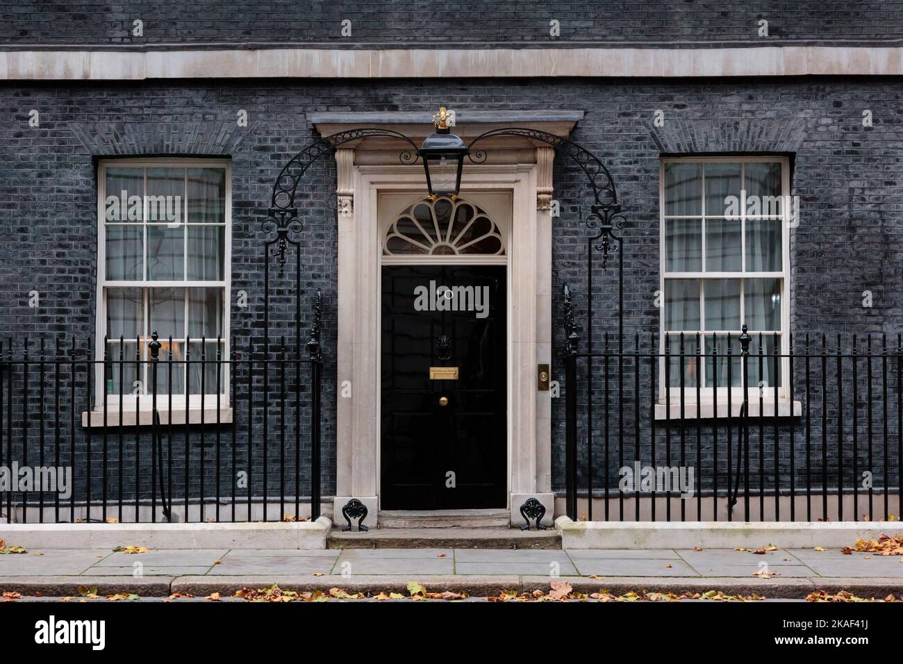 Famosa porta nera al numero 10 di Downing Street, Londra, Regno Unito. Foto di Amanda Rose/Alamy Live News Foto Stock