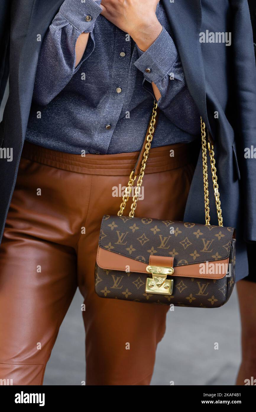 Milano, Italia - Settembre, 22, 2022: Donna indossa una borsa a tracolla  Marceau in tela monogramma oro in metallo Louis Vuitton, vestito Street  style Foto stock - Alamy