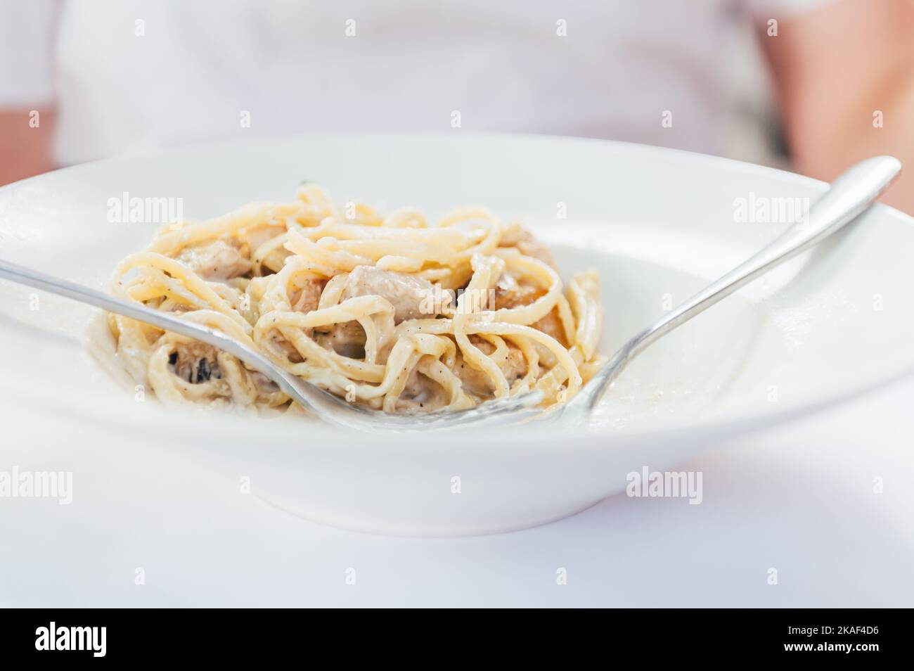 Spaghetti con funghi e pollo Foto Stock