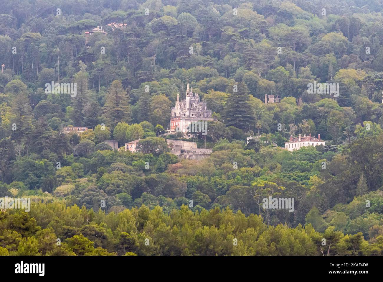 Il palazzo Quinta da Regaleira è circondato dalla natura nella catena montuosa di Sintra, Portogallo Foto Stock