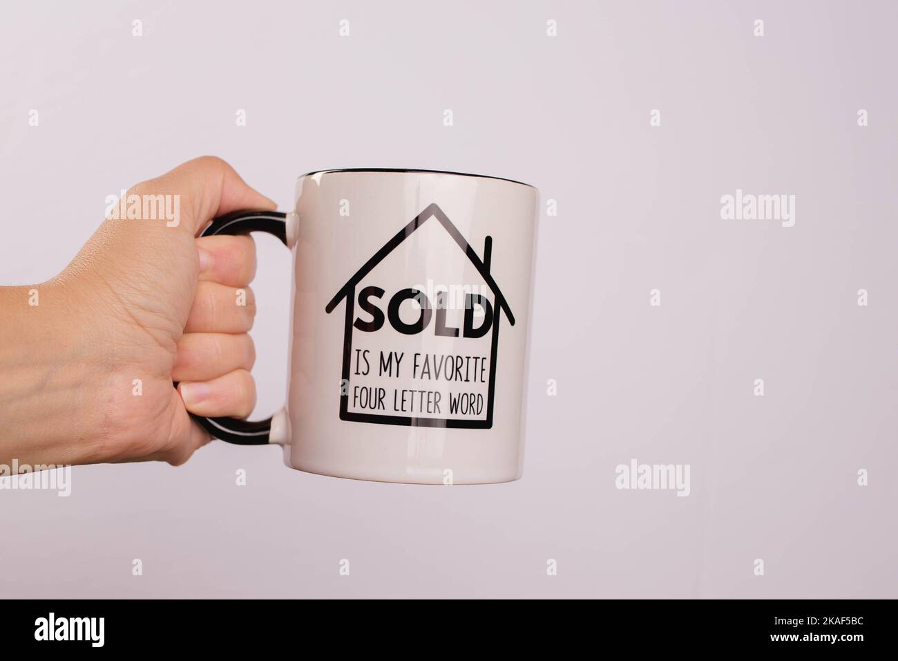 Tazza creativa con l'iscrizione: VENDUTO è la mia parola preferita di quattro lettere. Concetto di business e vendite di successo Foto Stock