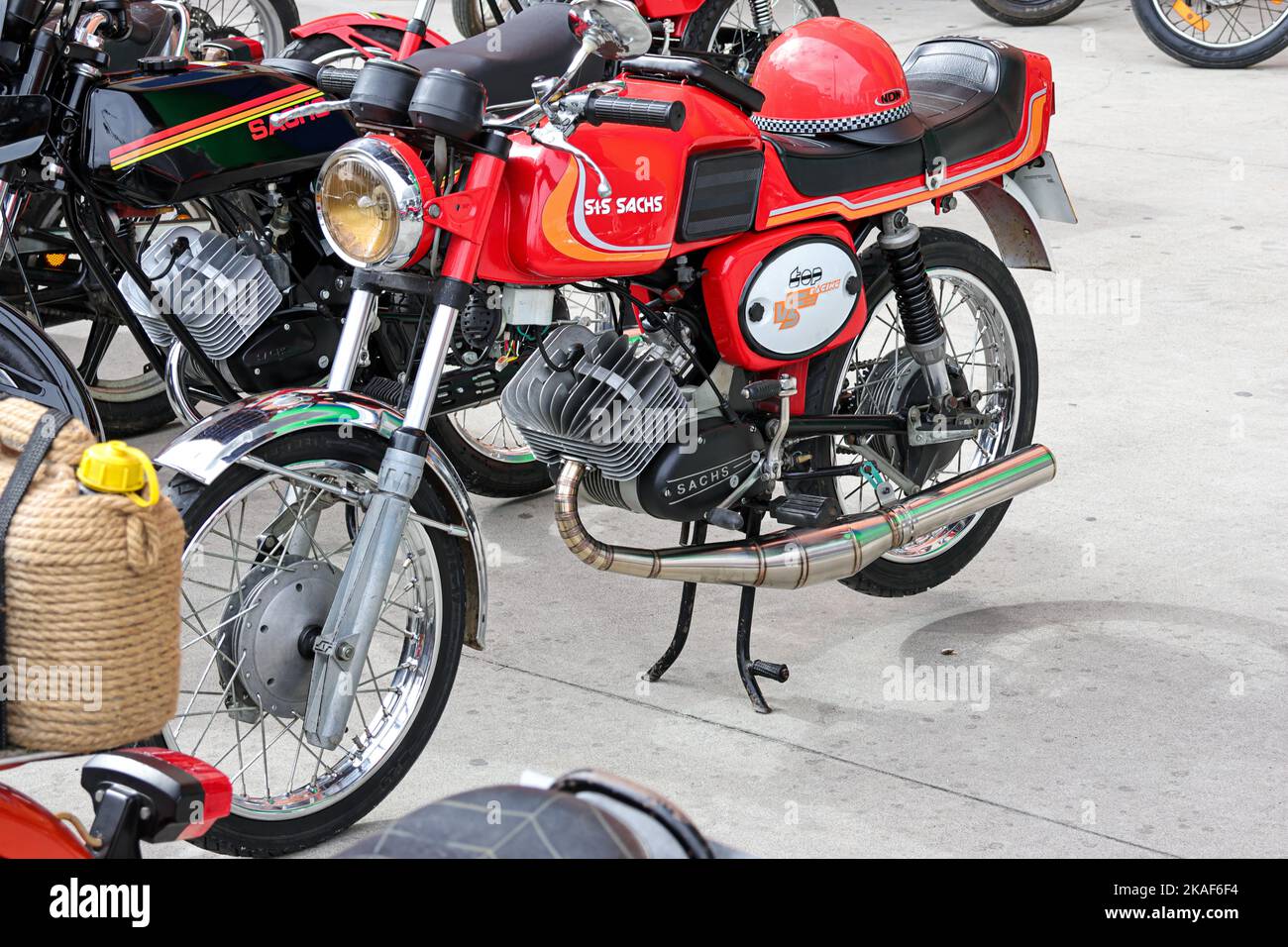 Una bella classica e restaurata Red Sachs V5 moto parcheggiata in mostra su un rosso Foto Stock