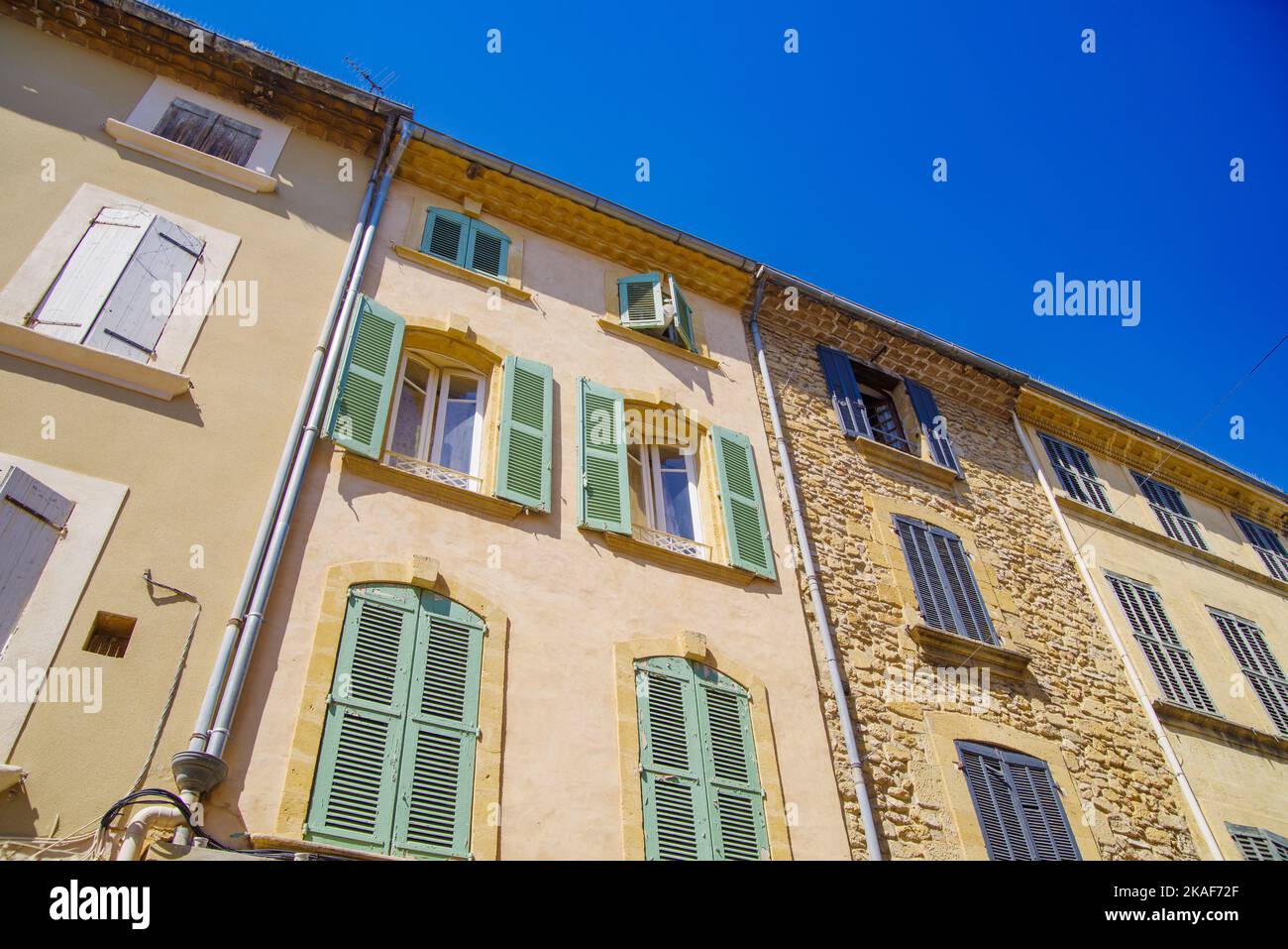 Tipiche case mediterreane nel centro della città di Salon de Provence Foto Stock