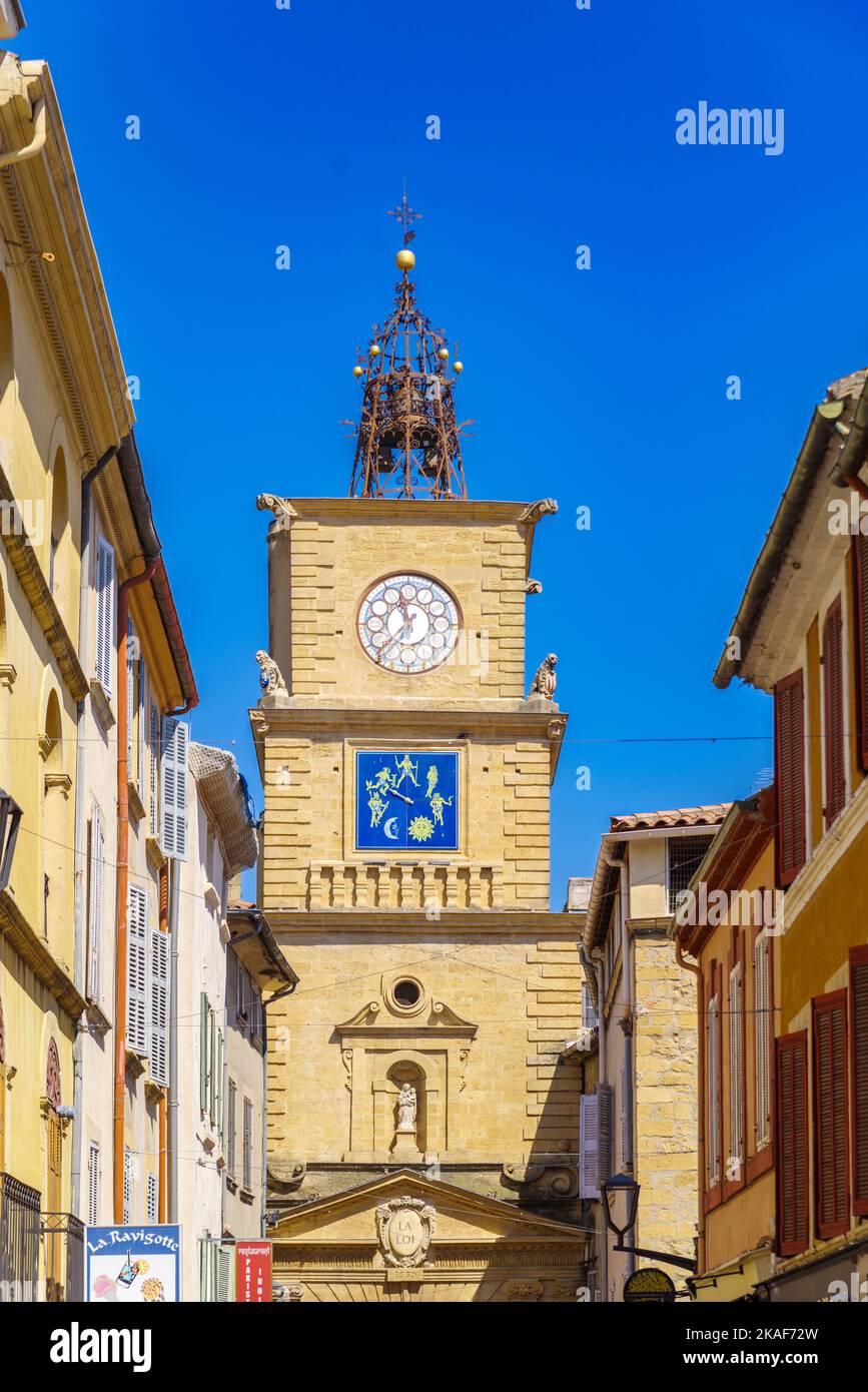 SALON DE PROVENCE, FRANCIA - 3 AGOSTO 2022: Antica torre dell'orologio nel centro della città di Salon Foto Stock