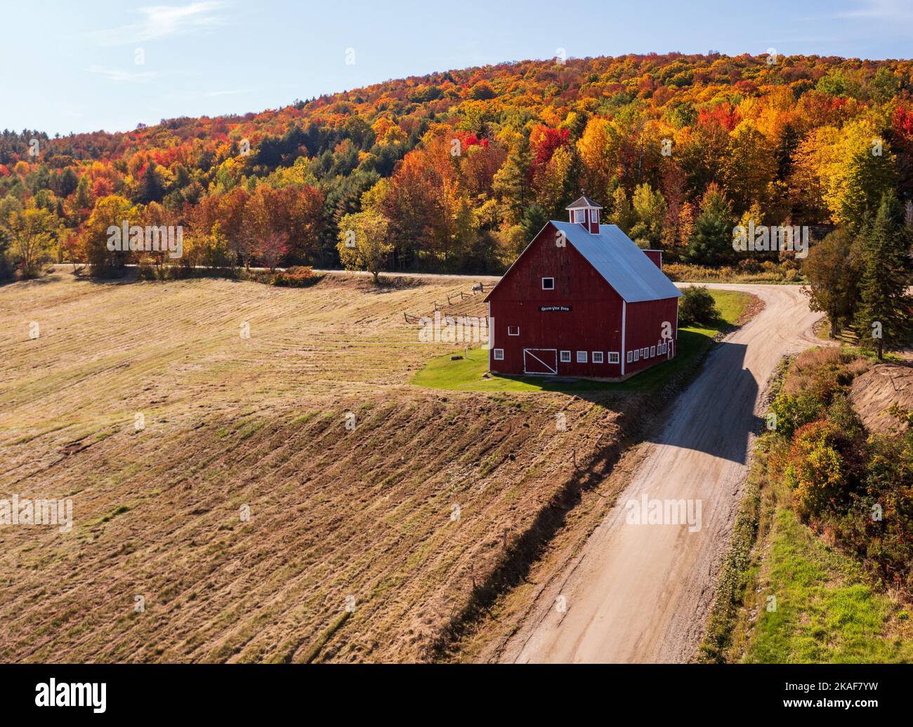 Grandview fattoria fienile accanto alla pista vicino Stowe in Vermont durante la stagione di colore autunno Foto Stock