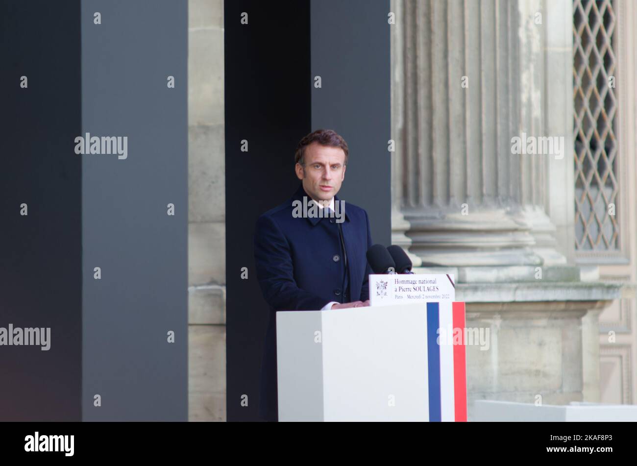 Hommage National pour l'artiste peintre Pierre Soulages originaire de Rodez, le président de la république Emmanuel Macron prononce un long discours Foto Stock