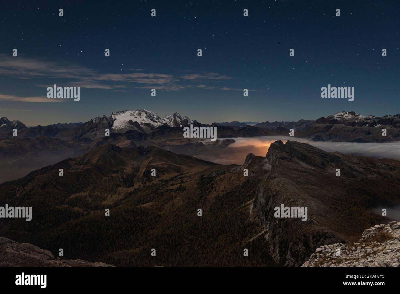 Alba sulla cima del piccolo Lagazuoi con il panorama delle Dolomiti e delle cime del gruppo Marmolada, col di Lana, Settsass, Piz boe, Sella Foto Stock