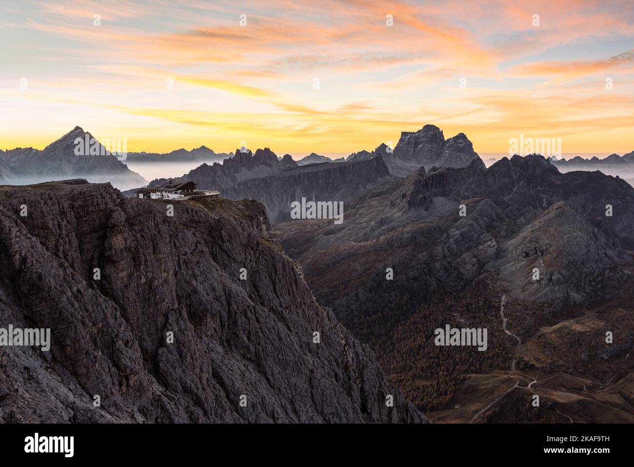 Alba sulla cima del piccolo Lagazuoi con il panorama delle Dolomiti di Ampezzo, Monte Pelmo, Civetta, Antelao nei pressi di Cortina d'Ampezzo Foto Stock