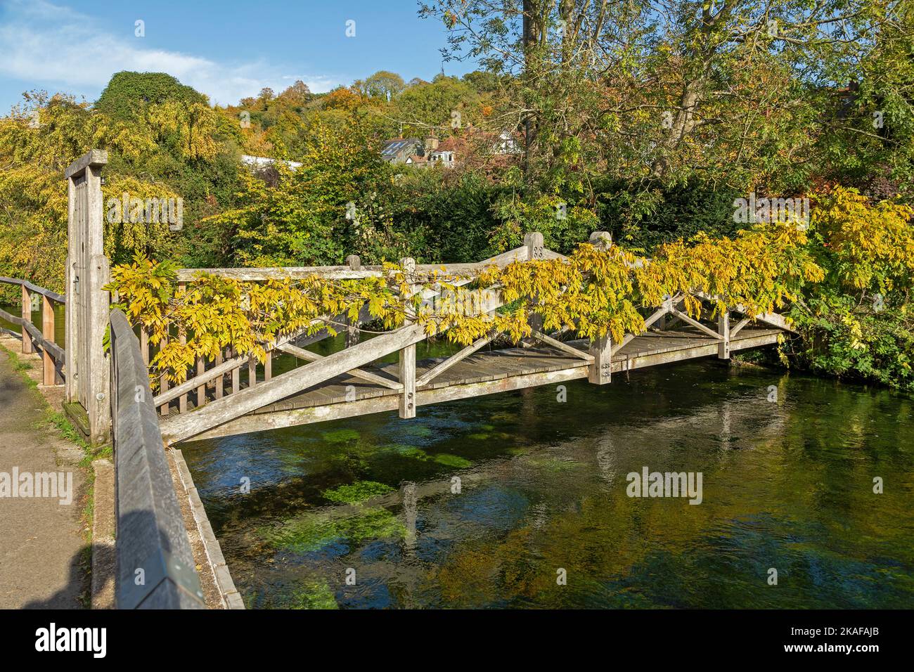 Ponte pedonale, fiume Itchen, Winchester, Hampshire, Inghilterra, Gran Bretagna Foto Stock