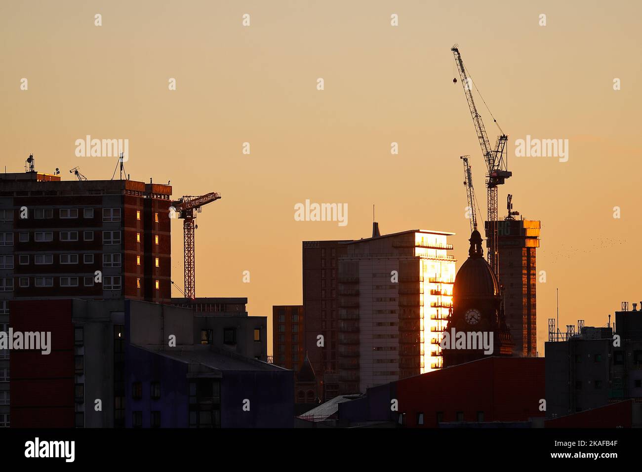 Silhouette della torre dell'orologio del Municipio di Leeds, K2 appartamenti e la costruzione di 44 Merrion Street nel centro di Leeds Foto Stock