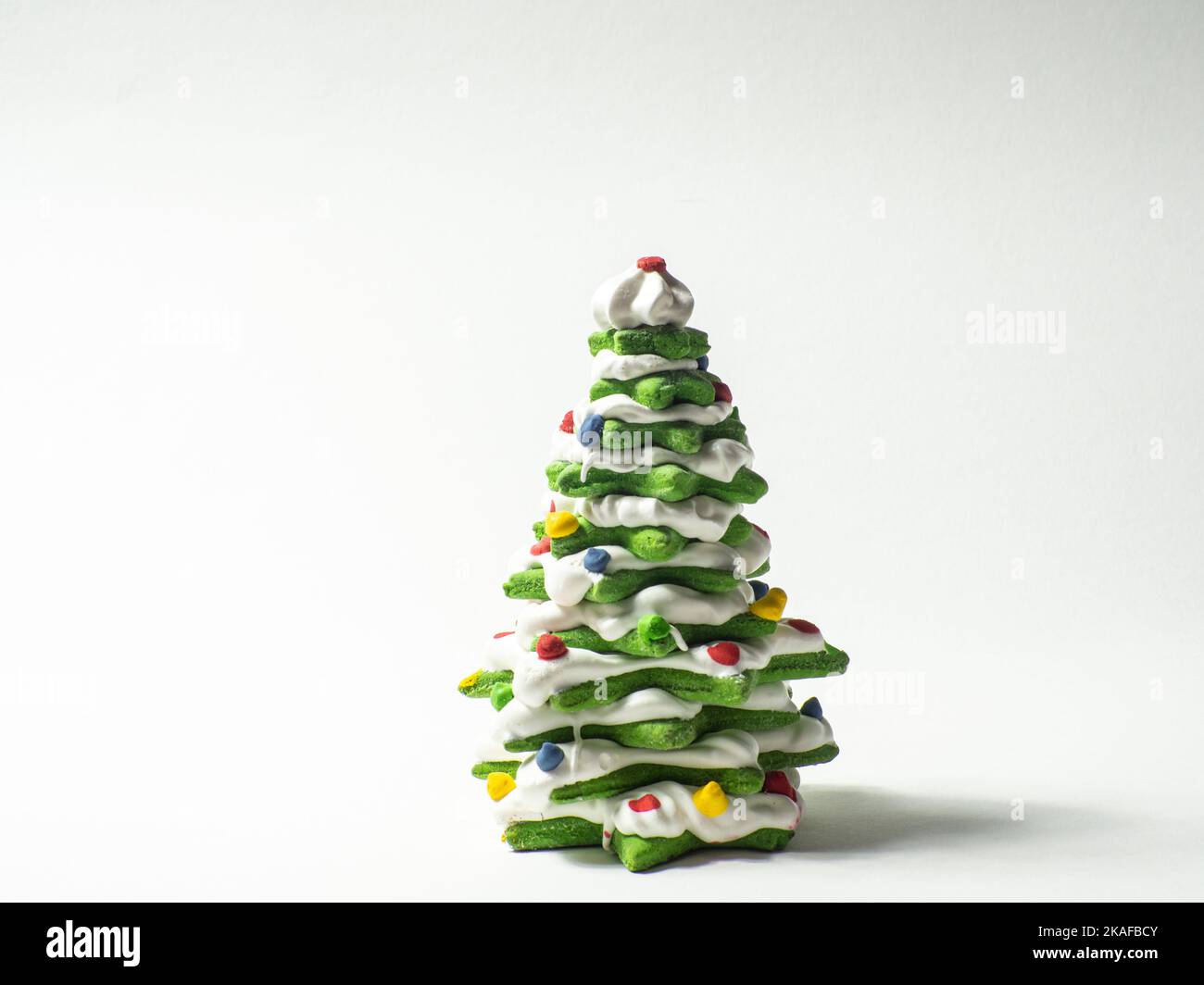 Albero di natale di biscotto verde fatto da taglierina di biscotto della stella su fondo bianco Foto Stock
