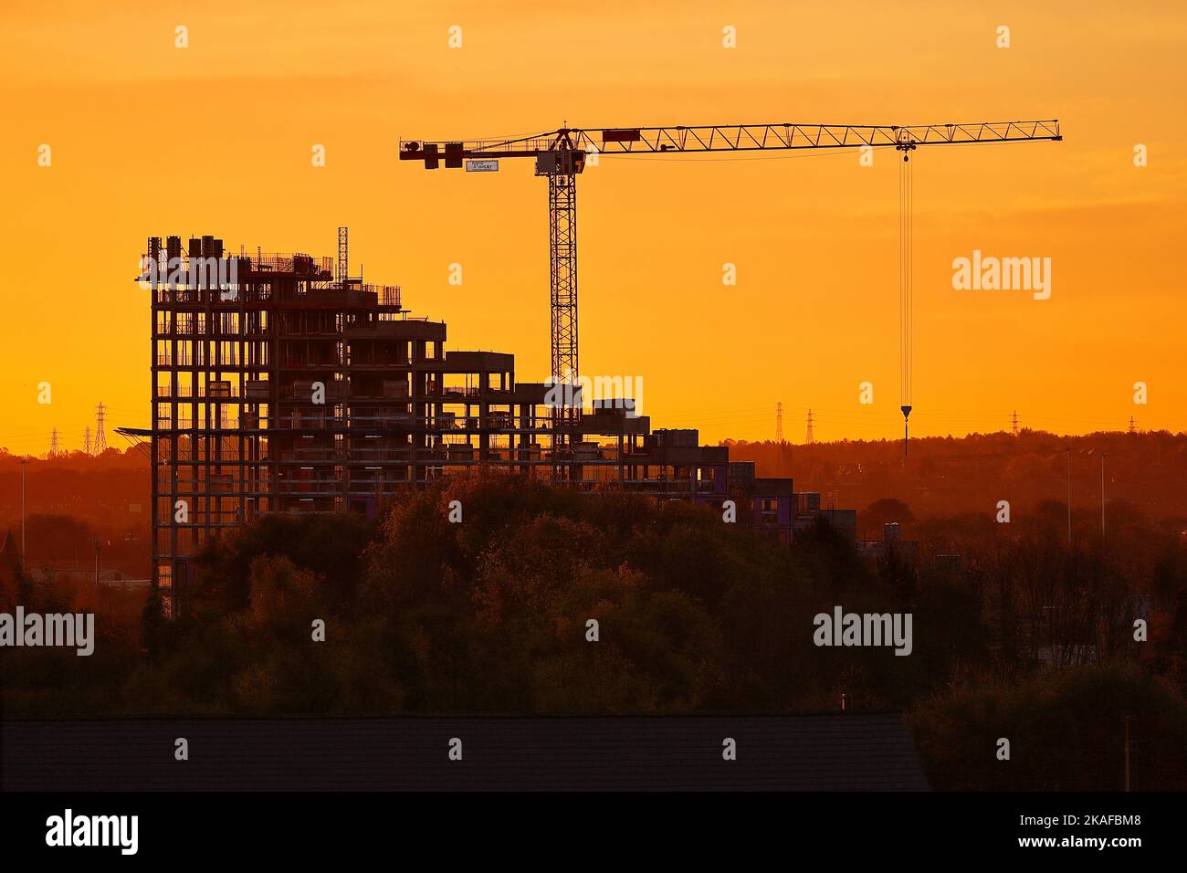 Una silhouette dello scheletro degli appartamenti di Springwell Gardens attualmente in costruzione nel centro di Leeds Foto Stock