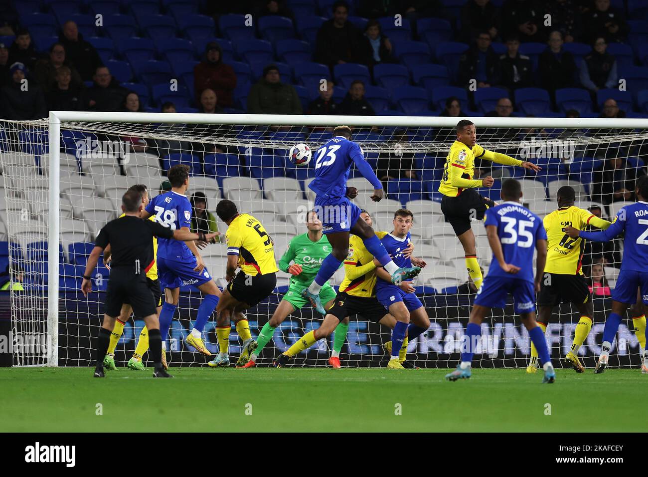 Cardiff, Regno Unito. 02nd Nov 2022. Cedric Kipre della città di Cardiff (23) segna la sua squadra 1st gol. Partita del campionato EFL Skybet, Cardiff City contro Watford al Cardiff City Stadium di Cardiff, Galles, mercoledì 3rd novembre 2022. Questa immagine può essere utilizzata solo per scopi editoriali. Solo per uso editoriale, licenza richiesta per uso commerciale. Nessun utilizzo nelle scommesse, nei giochi o nelle pubblicazioni di un singolo club/campionato/giocatore. pic di Andrew Orchard/Andrew Orchard SPORTS photography/Alamy Live news Credit: Andrew Orchard SPORTS photography/Alamy Live News Foto Stock