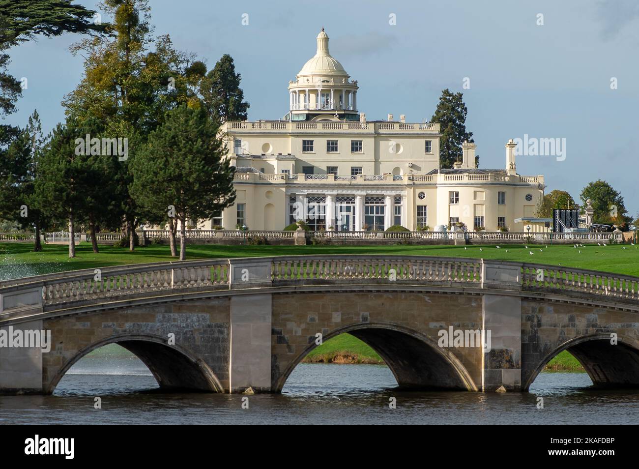 Stoke Poges, Regno Unito. 2nd Novembre 2022. La residenza di livello i a Stoke Park nel Buckinghamshire. L'ex club soci, hotel, spa, palestra e campo da golf a 27 buche fu venduto nel 2021 alla Reliance Industries Ltd, controllata dal miliardario indiano Mukesh Ambani. Il club e il terreno sono stati acquistati per 57m sterline. Sono in corso lavori di ristrutturazione della casa padronale e del golf club prima che riapra ad un certo punto. Stoke Park è stato l'ambientazione di alcuni film famosi tra cui Bridget Jones Diary, Goldfinger, Tomorrow Never Dies, Wimbledon e Layer Cake. Credit: Maureen McLean/Alamy Live New Foto Stock