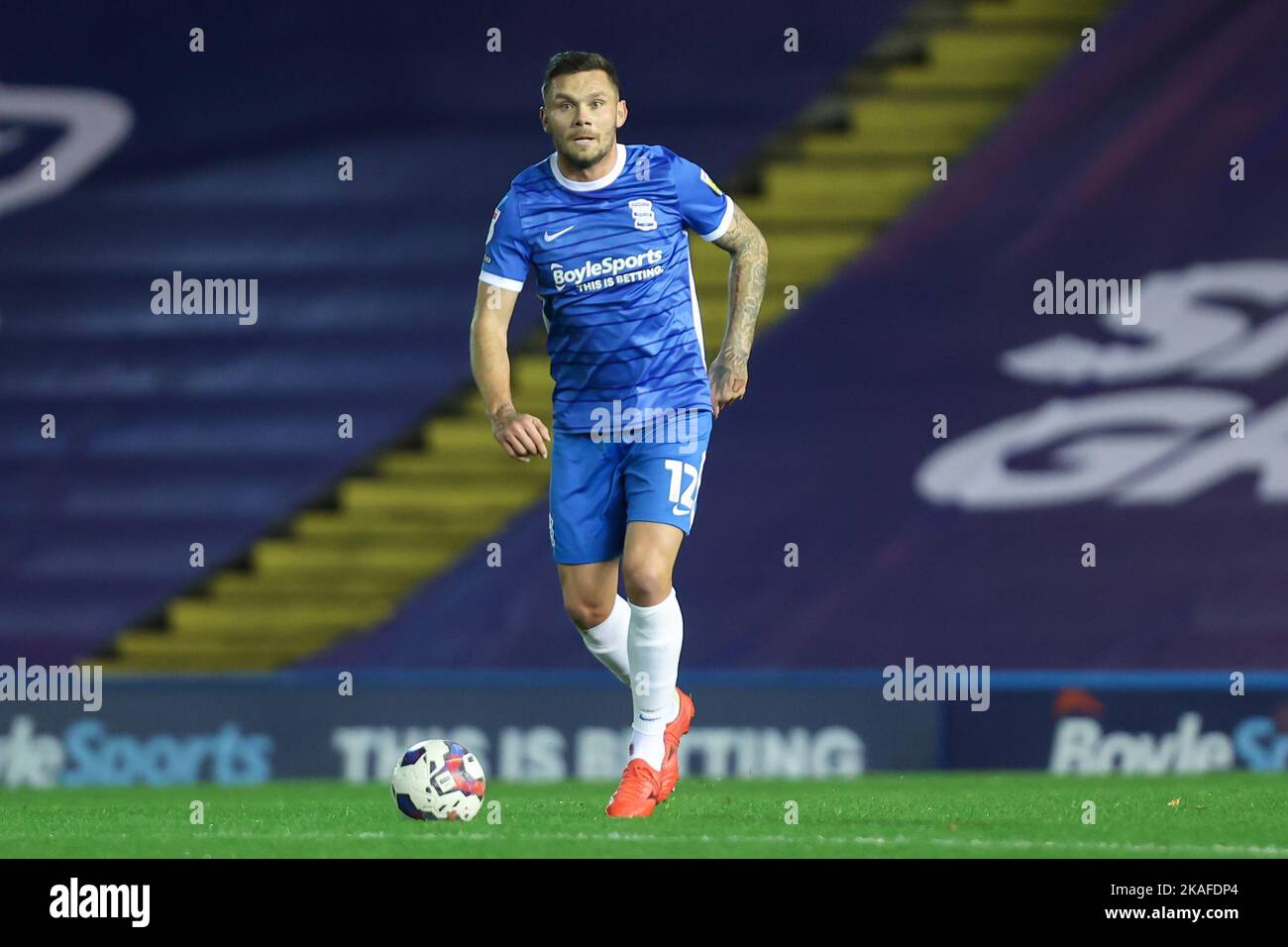 Harlee Dean #12 di Birmingham City sibila la palla durante la partita del campionato Sky Bet Birmingham City vs Millwall a St Andrews, Birmingham, Regno Unito, 2nd novembre 2022 (Foto di Simon Bissett/News Images) Foto Stock