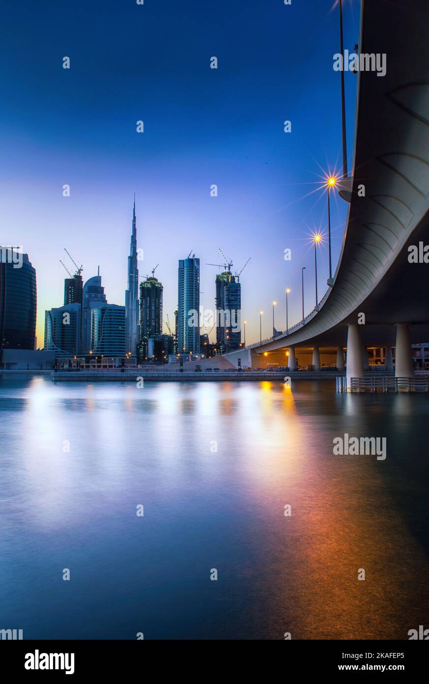 Un'immagine estetica verticale di Burj Khalifa, Dubai. Perfetto per la tappezzeria Foto Stock